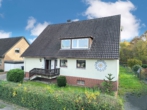 Hausansicht Vorne - Wohnhaus mit großem Garten und vielseitigen Nutzungsmöglichkeiten!