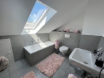 Badezimmer DG - Lage, Lage, Rubbenbruchsee – Renovierte 245m² auf 9 Zimmern