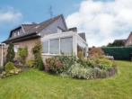 Rückansicht - Aufgepasst! Liebevoll gepflegtes Haus mit Gartenidylle und Wintergarten