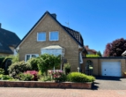 Vorderansicht - Aufgepasst! Liebevoll gepflegtes Haus mit Gartenidylle und Wintergarten