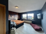 Schlafzimmer EG - Großzügiges Zweifamilienhaus mit zusätzlichem Bauplatz