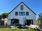 Gartenansicht Haus - Grünes Wohnen für Familien – energieeffizient und kinderfreundlich