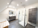 Badezimmer - Familienfreundliches Einfamilienhaus mit 5 Zimmern, Garten & Terrasse in Lemgo