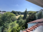 Gartenblick aus dem OG - Selten! Traumhaus in Hanglage mit Kaminofen