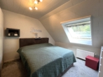 Schlafzimmer DG - Großzügiges Zweifamilienhaus mit idyllischem Gartenparadies