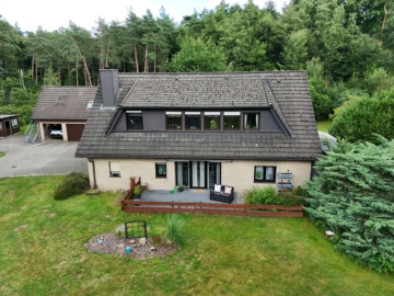 Großzügiges Zweifamilienhaus mit idyllischem Gartenparadies, 49076 Osnabrück, Zweifamilienhaus