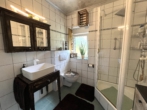 Badezimmer EG - Großzügiges Zweifamilienhaus mit idyllischem Gartenparadies