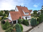 Vorderansicht - Zweifamilienhaus mit Wintergarten, Sauna und großem Garten – Platz für Ihre Ideen