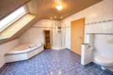 Badezimmer OG - Charmantes Familienhaus mit Gartenidylle und vielseitigen Nutzungsmöglichkeiten