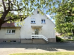 Hausansicht Seite - Modern wohnen, naturnah leben – renoviertes Zuhause mit Garten-Oase