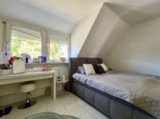Schlafzimmer DG - Modern wohnen, naturnah leben – renoviertes Zuhause mit Garten-Oase
