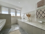 Badezimmer DG - Modern wohnen, naturnah leben – renoviertes Zuhause mit Garten-Oase