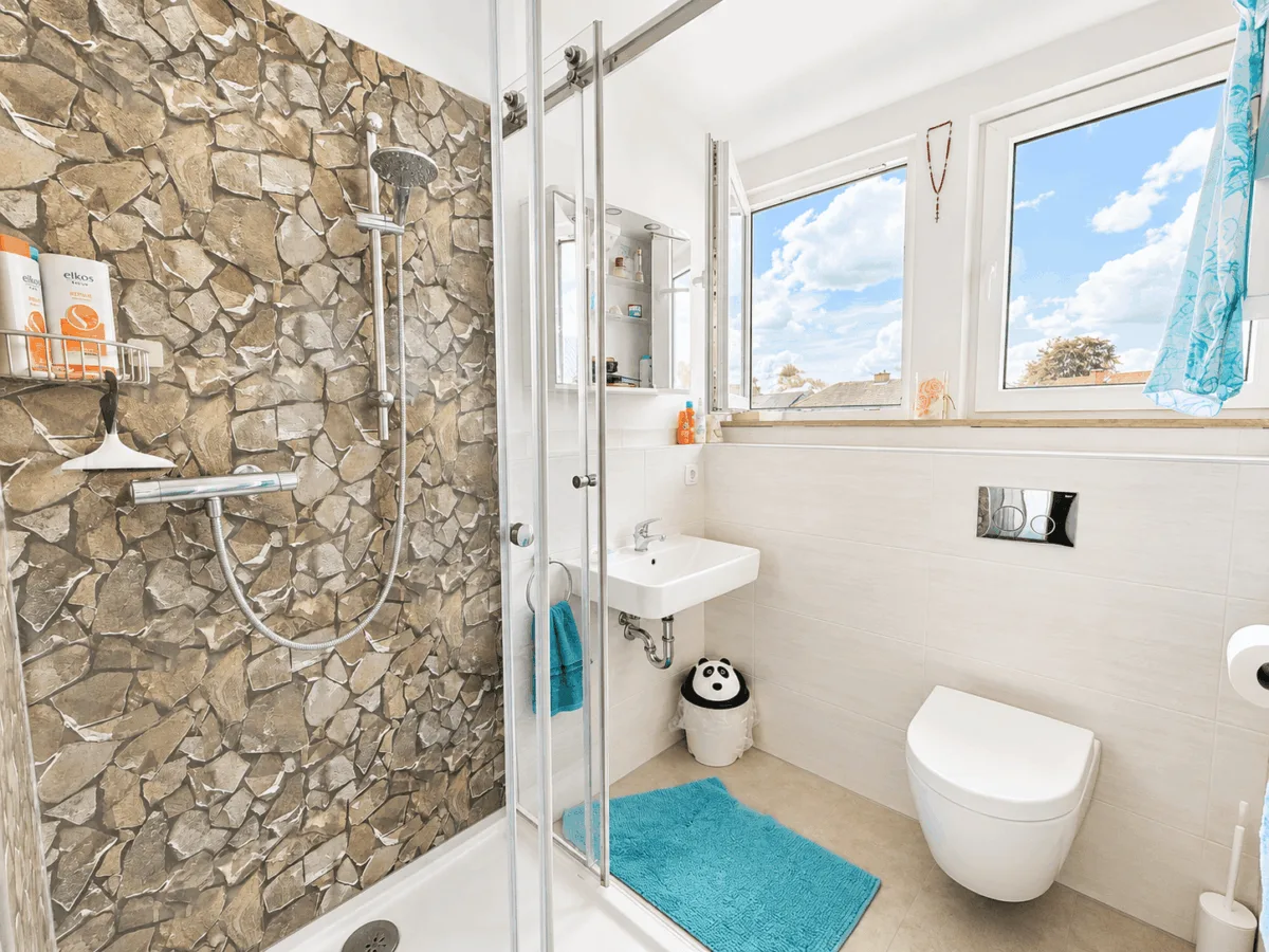 Badezimmer DG links