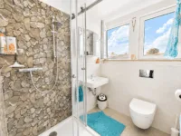 Badezimmer DG links