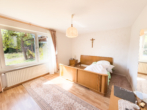 Schlafzimmer - Resthof im Dornröschenschlaf – Ländliche Ruhe trifft auf verborgenes Potenzial
