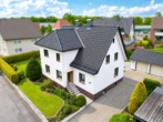 Hausnasicht vorne - Gepflegtes Einfamilienhaus mit Garten und Baugrundstück