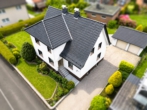 Hausansicht Seite - Gepflegtes Einfamilienhaus mit Garten und Baugrundstück