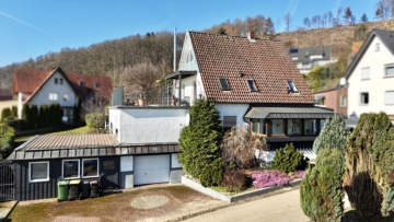 Großzügiges Zweifamilienhaus mit zusätzlichem Bauplatz, 32609 Hüllhorst, Zweifamilienhaus