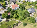 Drohnenflugbild - Traumhaus entdeckt! Landleben & Stadtkomfort in Hanglage