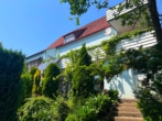 Hausansicht Garten - Traumhaus entdeckt! Landleben & Stadtkomfort in Hanglage